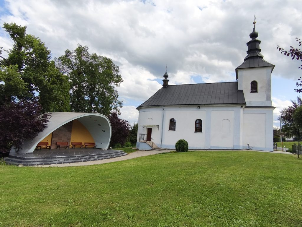 Chrám a trávnatý areál s letným oltárom v Šášovej