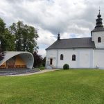 Chrám a trávnatý areál s letným oltárom v Šášovej