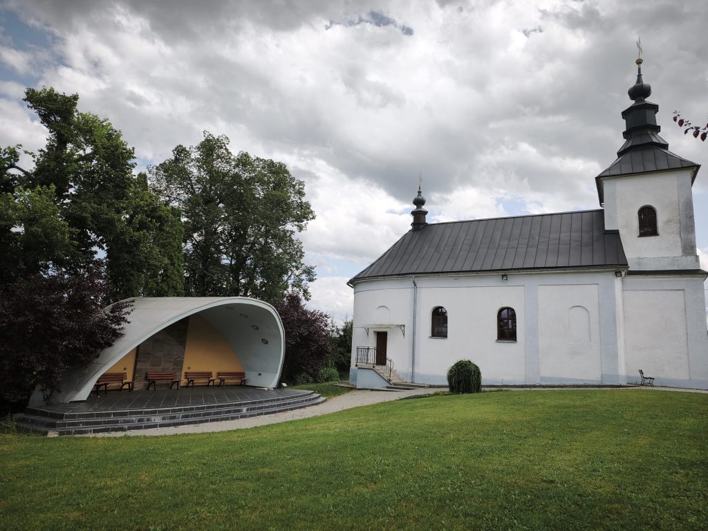 Areál chrámu a letný oltár v Šášovej