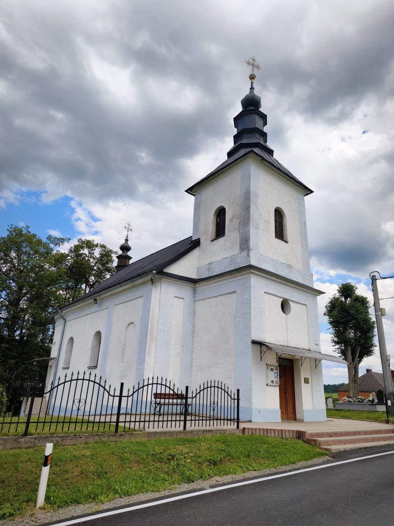 Čelný pohľad na chrám v Šášovej