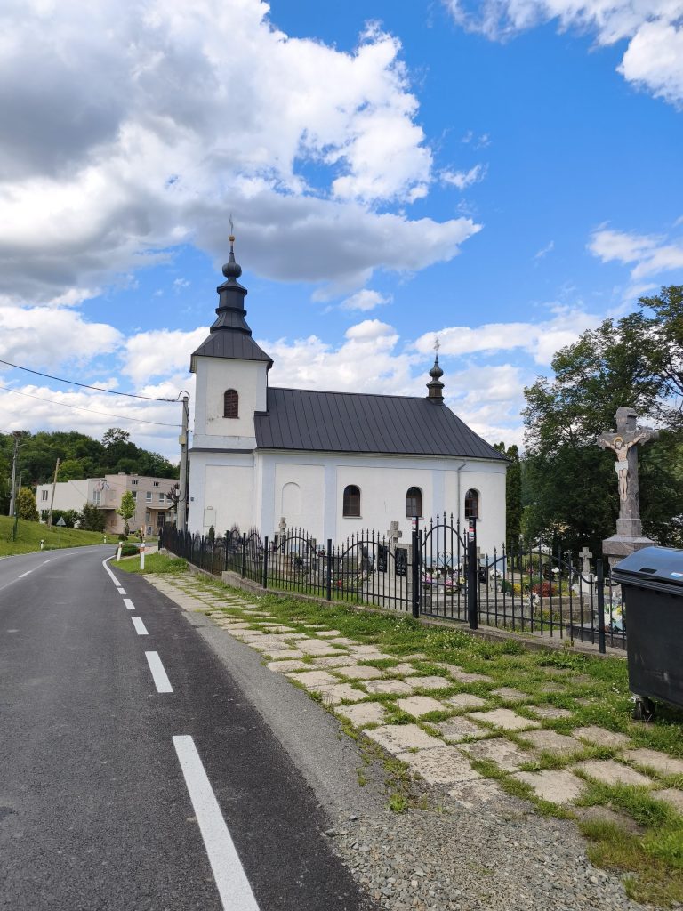 Cesta k Chrámu Zosnutia Presvätej Bohorodičky v Šášovej