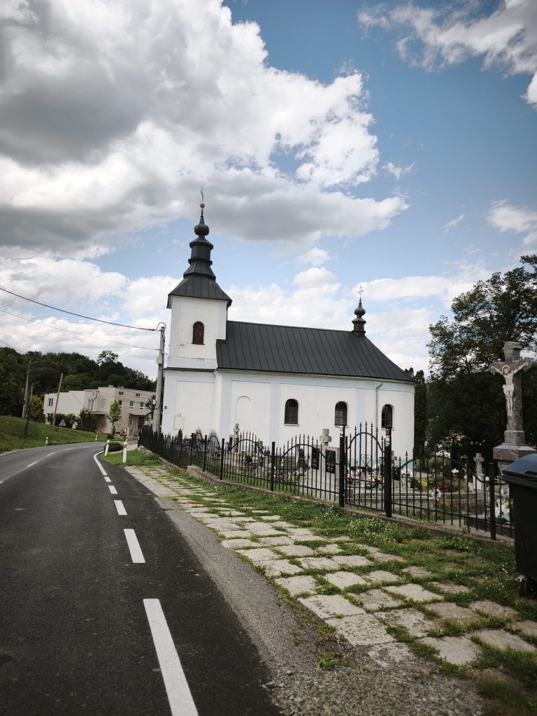 Chrám v Šášovej pri pohľade od cesty
