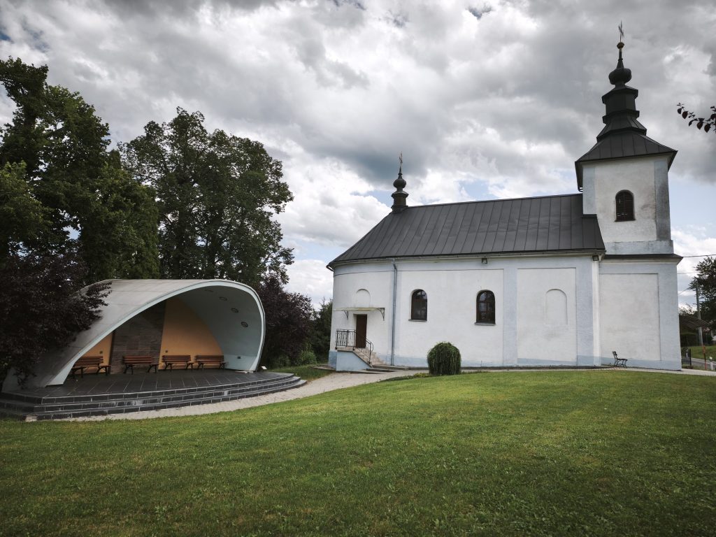 Chrám Zosnutia Presvätej Bohorodičky s letným oltárom