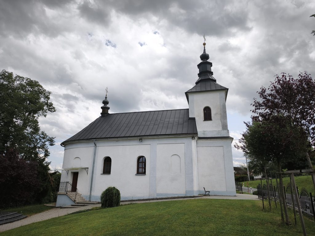 Chrám Zosnutia Presvätej Bohorodičky z trávnatého areálu