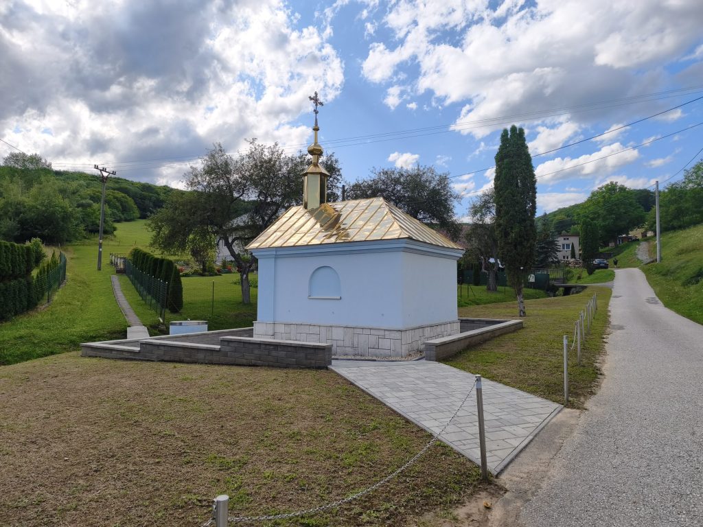 Cesta ku kaplnke pri prameni v Šášovej