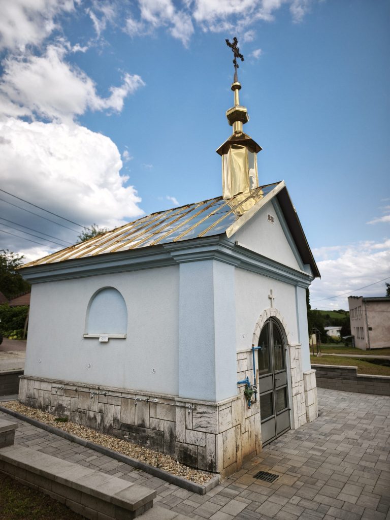 Šikmý pohľad na kaplnku pri prameni v Šášovej