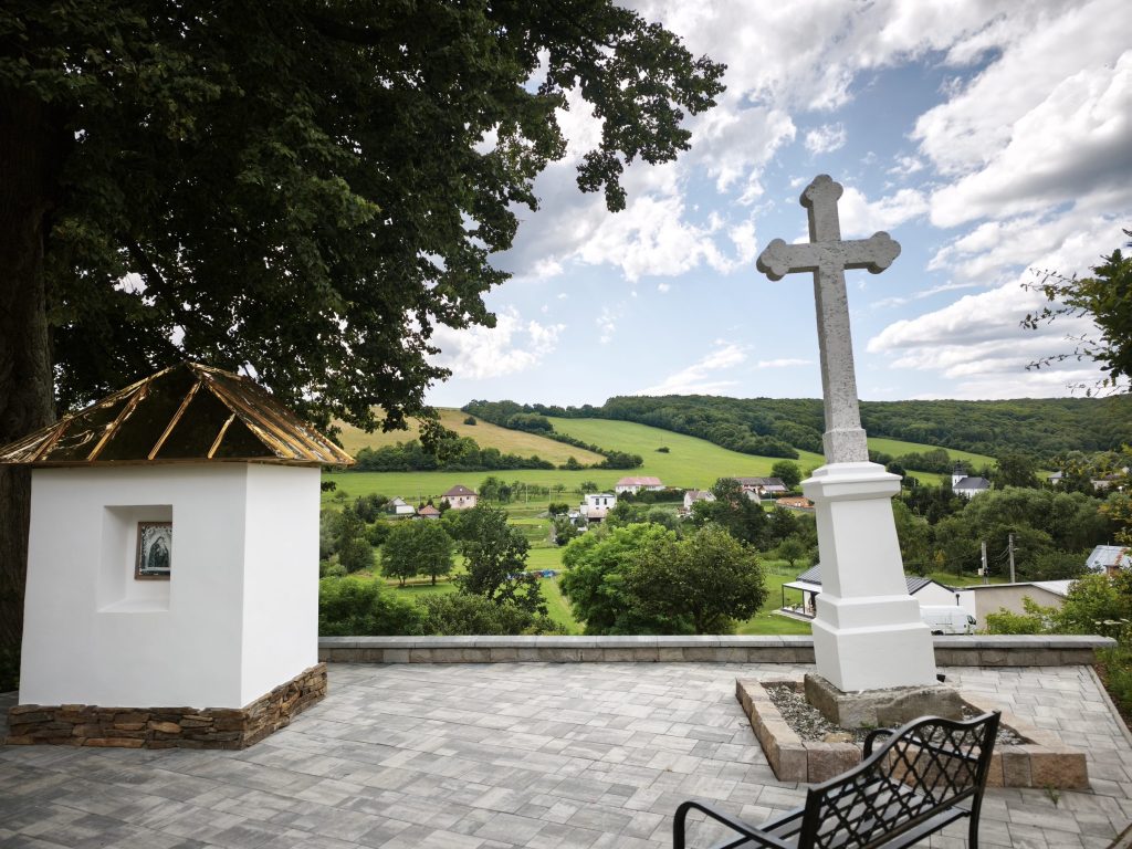 Kaplnka Najsvätejšej Trojice s výhľadom na obec