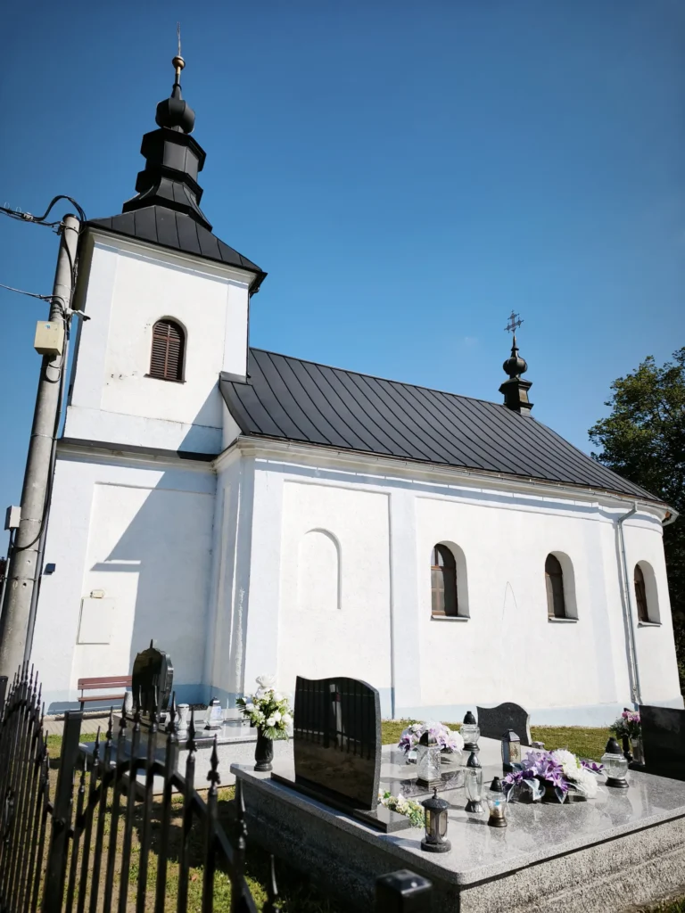 Chrám Zosnutia Presvätej Bohorodičky v Šašovej z bočnej strany
