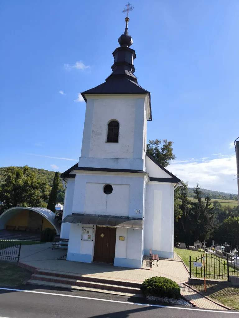 Čelný pohľad na Chrám Zosnutia Presvätej Bohorodičky