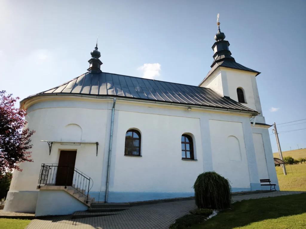 Chrám Zosnutia Presvätej Bohorodičky v Šašovej za slnečného dňa