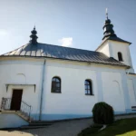 Chrám Zosnutia Presvätej Bohorodičky v Šašovej za slnečného dňa