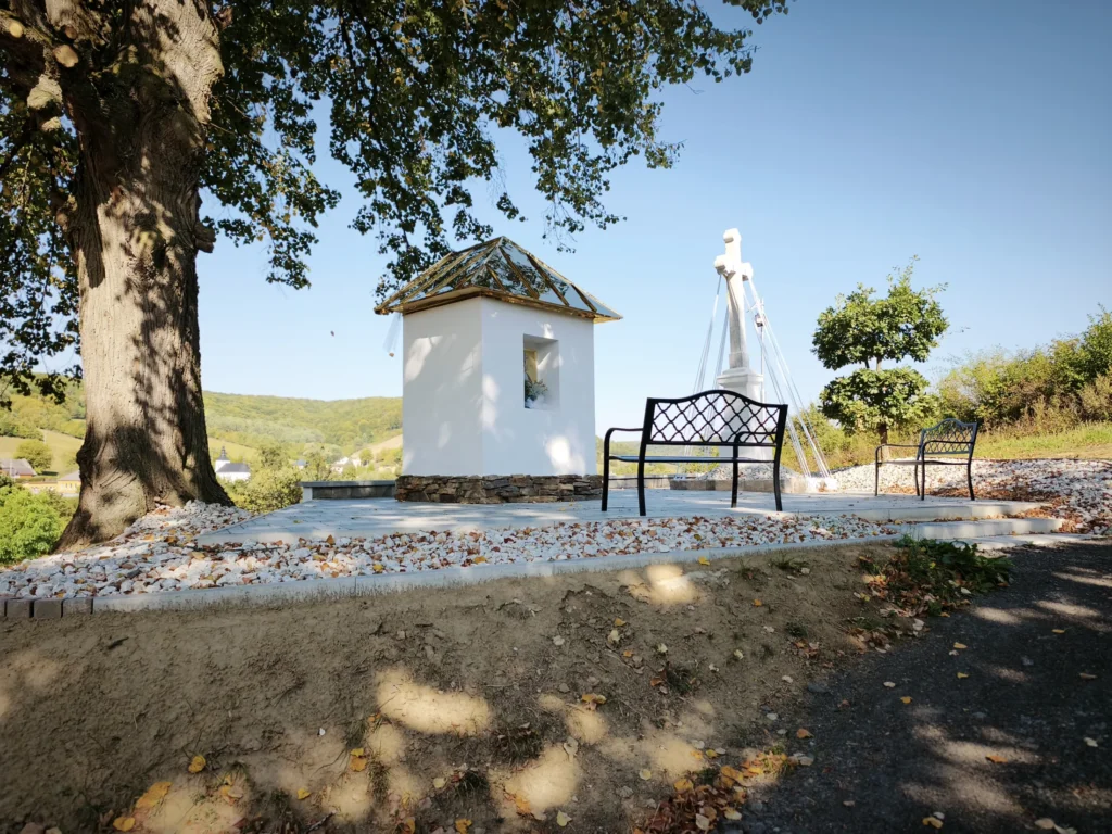 Kaplnka Najsvätejšej Trojice, kríž a lavička v Šašovej