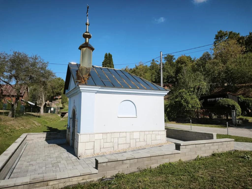 Kaplnka pri zázračnom prameni v Šašovej z bočnej strany