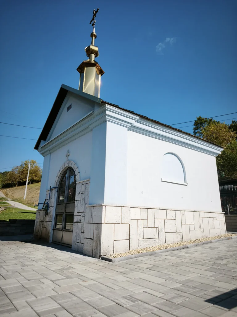 Čelný pohľad na kaplnku pri prameni v Šašovej