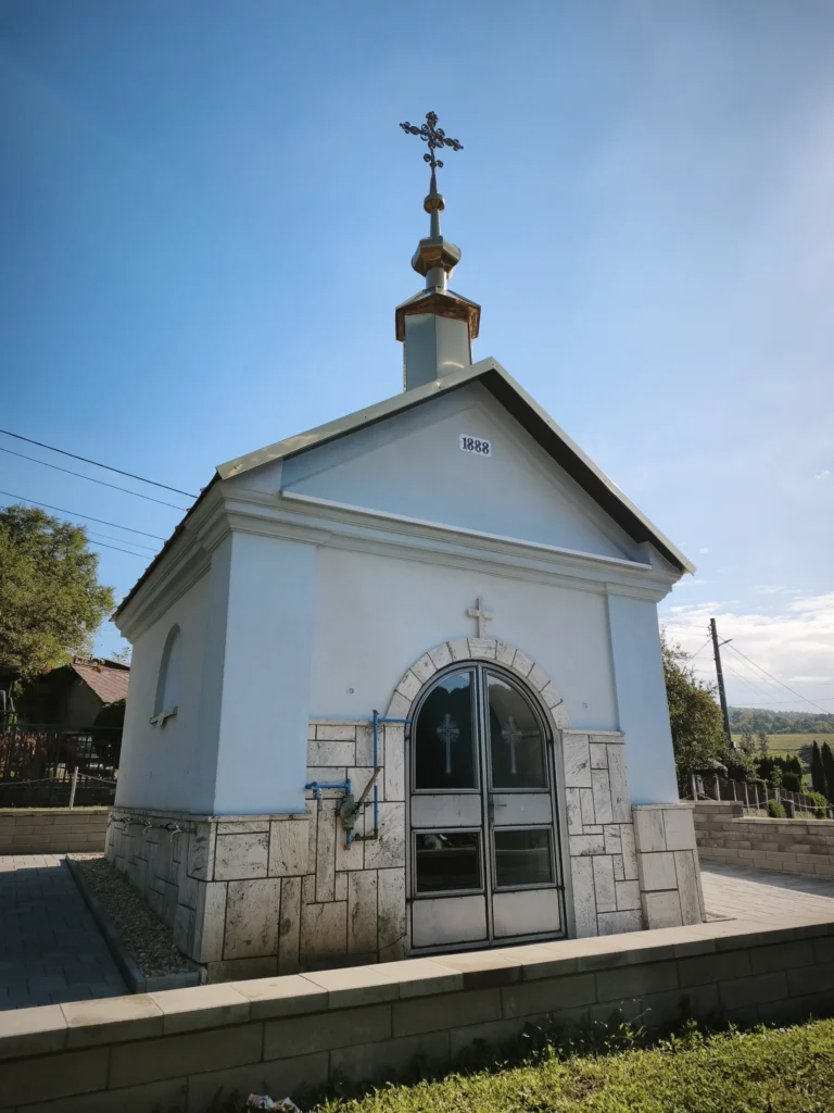 Vstup do kaplnky pri zázračnom prameni v Šašovej