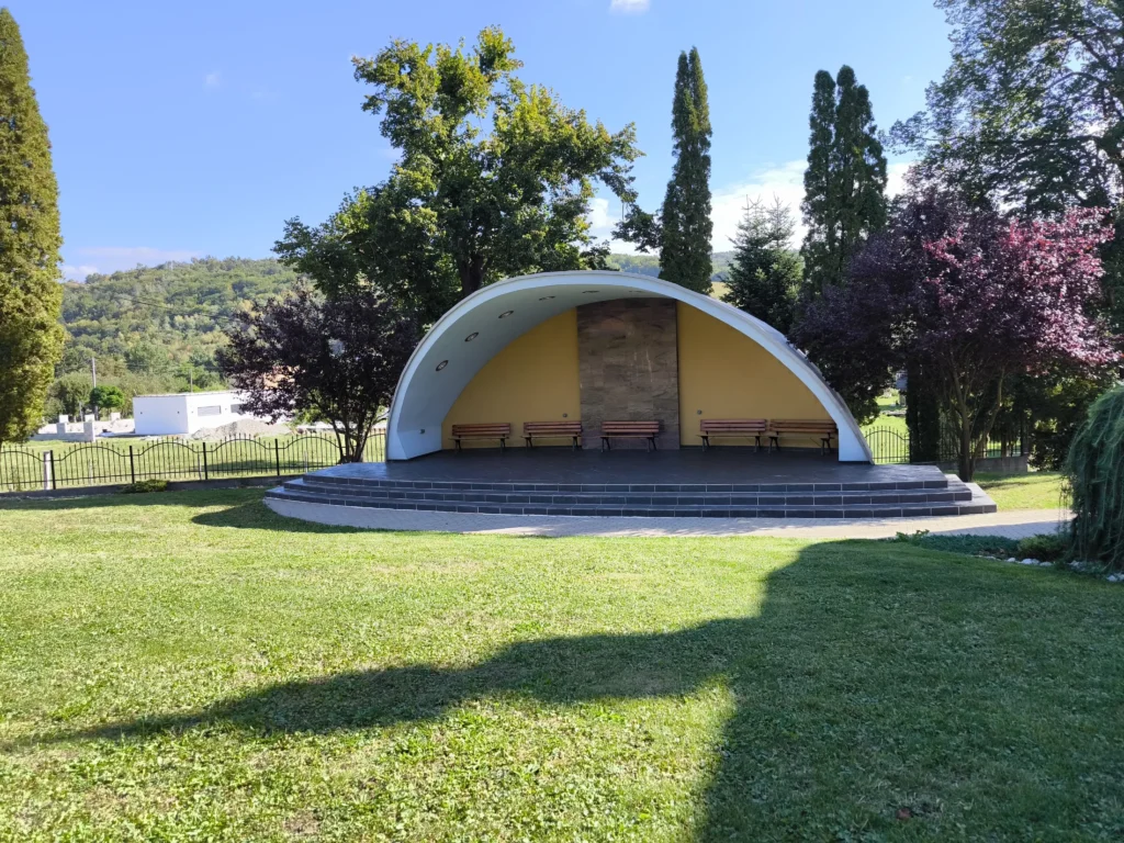 Letný oltár a trávnatý areál pútnického miesta v Šašovej