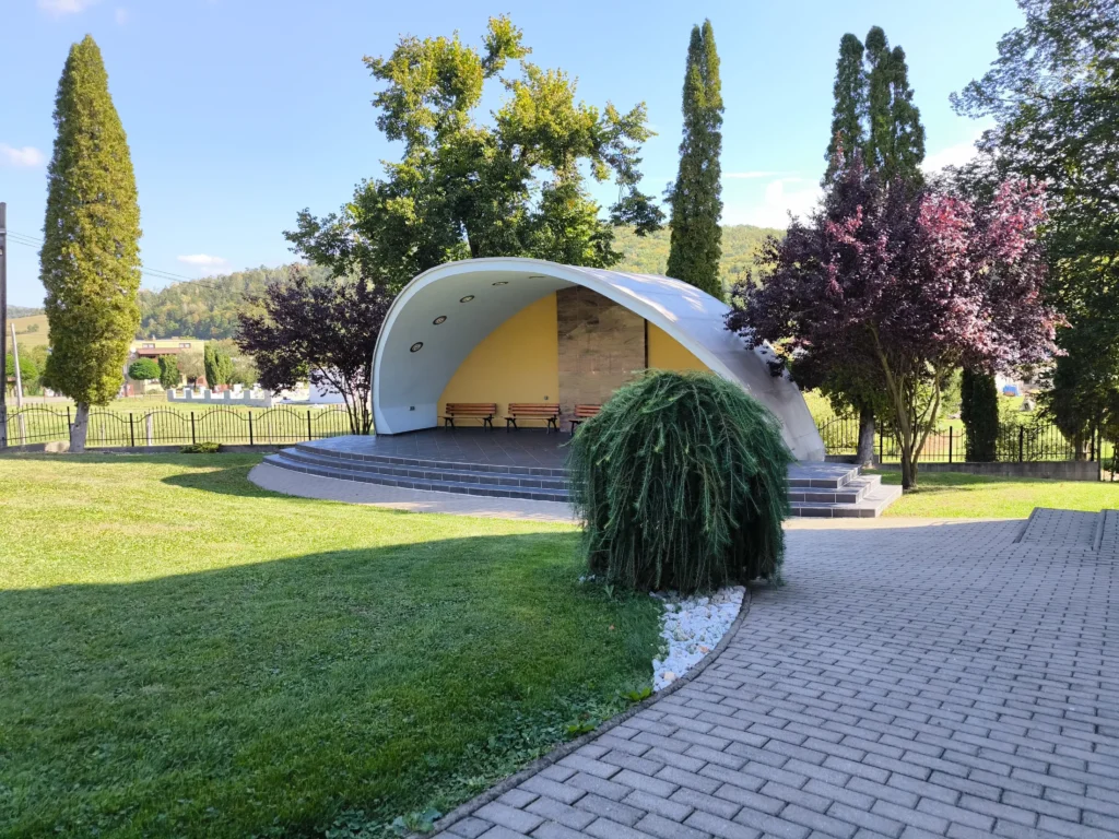 Letný oltár v areáli Chrámu Zosnutia Bohorodičky v Šašovej